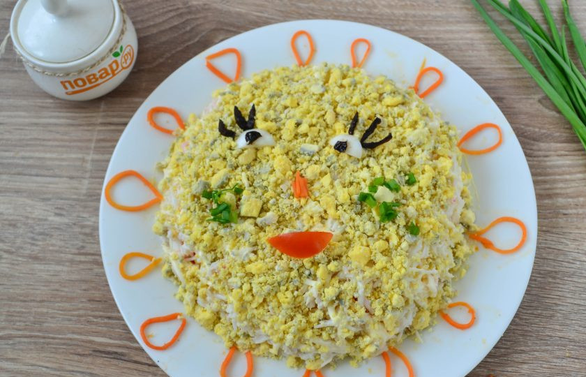 1. Этап. Салат Солнышко на Пасху: По желанию можно сделать глазки, ротик и щечки.