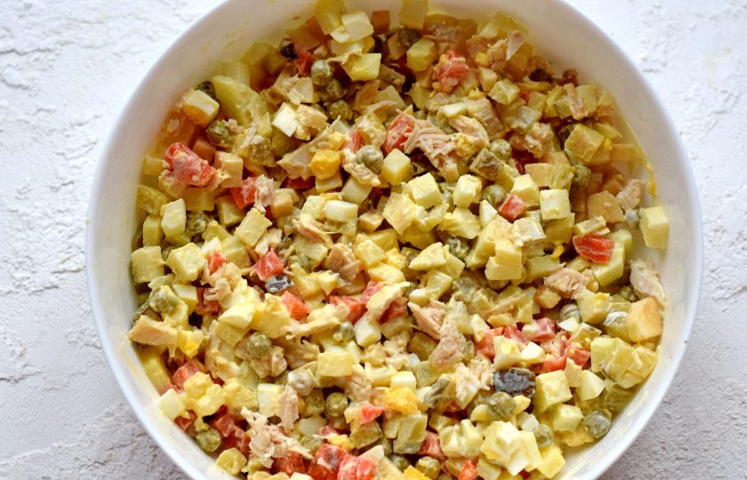 1. Этап. Салат Столичный с яблоком: Смесь заправьте майонезом, присыпьте солью по вкусу, тщательно перемешайте. Охладите и пропитайте салат 30 минут в холодильнике.