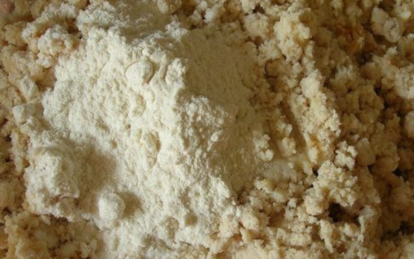 1. Этап. Cуфле из курицы для детей: Засыпьте муку, еще раз перемешайте.