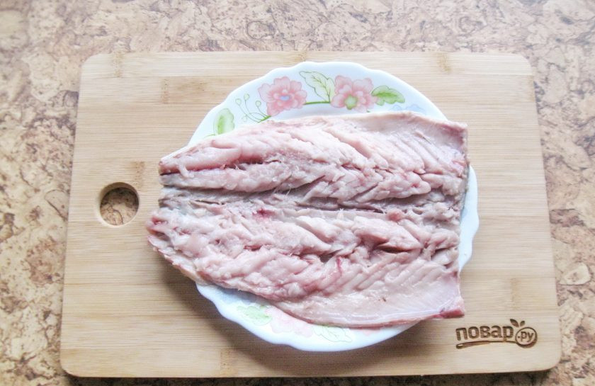 1. Этап. Холодная закуска из скумбрии: Разрезать вдоль, удалить хребет и косточки.