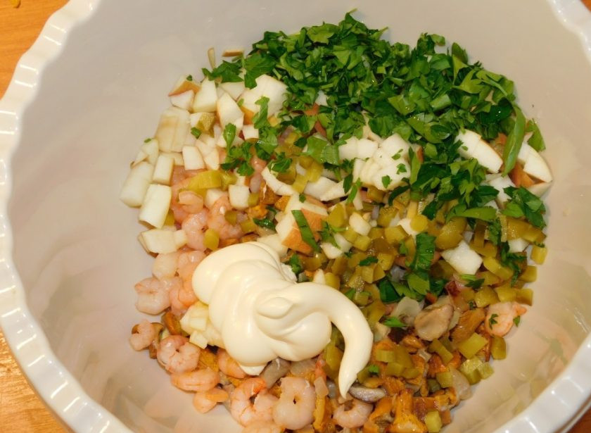 1. Этап. Салат Изумительный: Добавьте зелень, полейте лимонным соком и заправьте салат майонезом. Перемешайте.