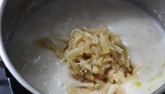 1. Этап. Овсяная каша для малышей: 4. Добавьте в кастрюльку яблоко.