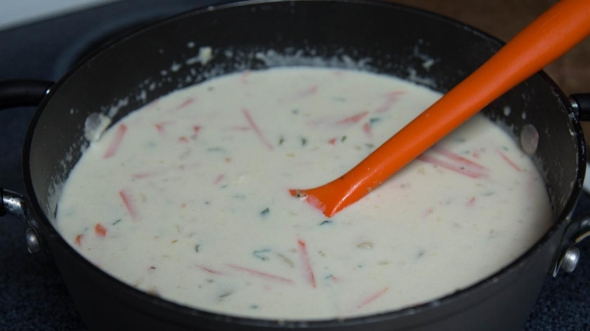 1. Этап. Куриный суп с галушками: Помешайте, варите 15 минут.