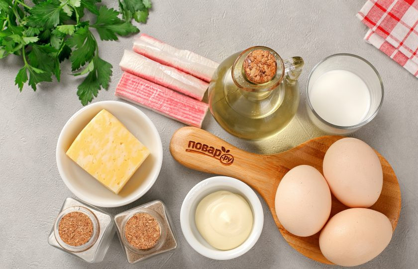 1. Этап. Яичные блинчики с крабовыми палочками и сыром: Подготовьте все ингредиенты.