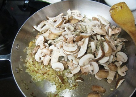 1. Этап. Жареные грибы с макаронами: 5. Когда лук станет золотистым, отправить на сковороду грибы.