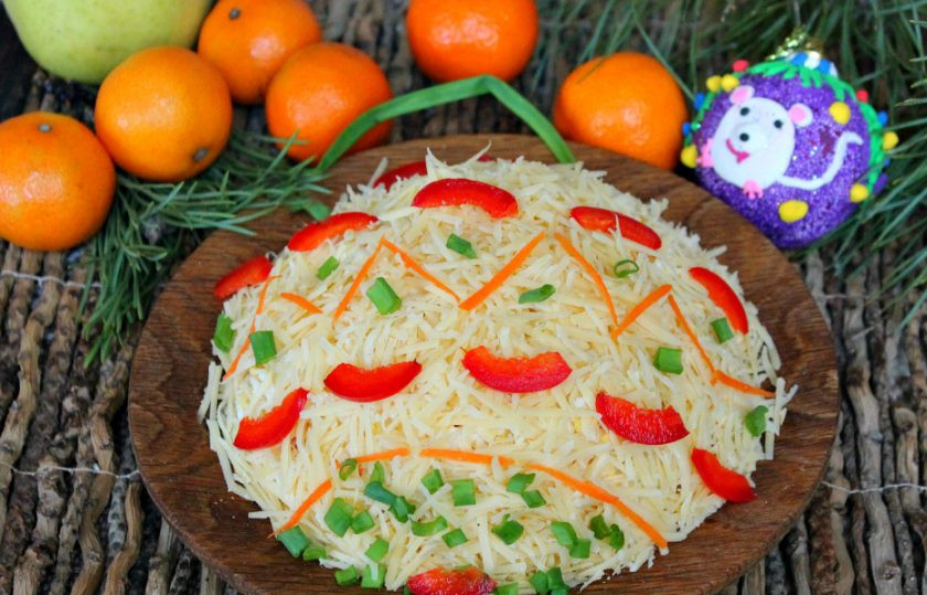 1. Этап. Французский салат на Новый год: Оформляем салат в виде новогоднего шарика. Рисунок делаем с помощью зеленого лука, моркови и дольки болгарского перца. Приятного аппетита!