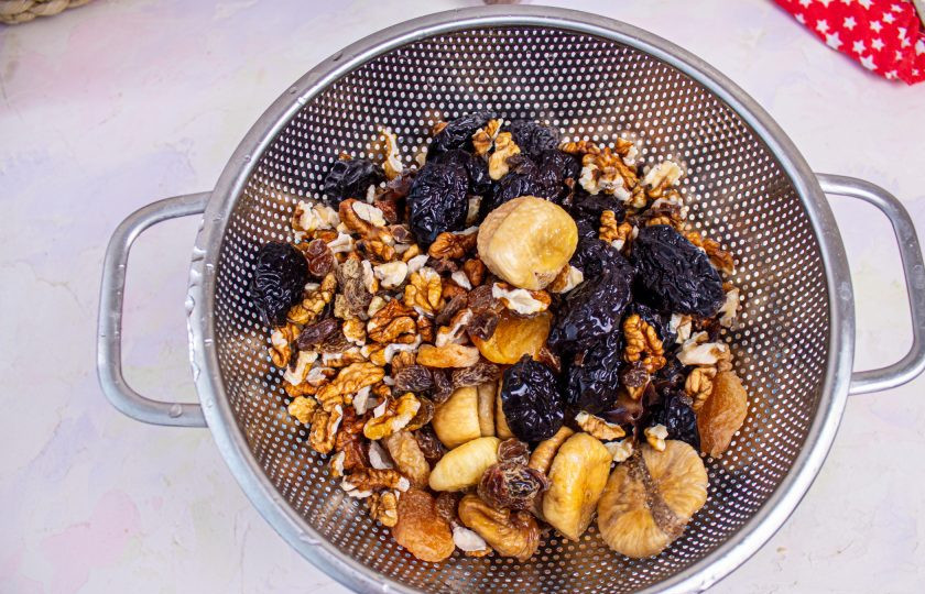 1. Этап. Конфеты Здоровье: Откиньте сухофрукты и орехи на сито и хорошо промойте, дайте стечь лишней воде.