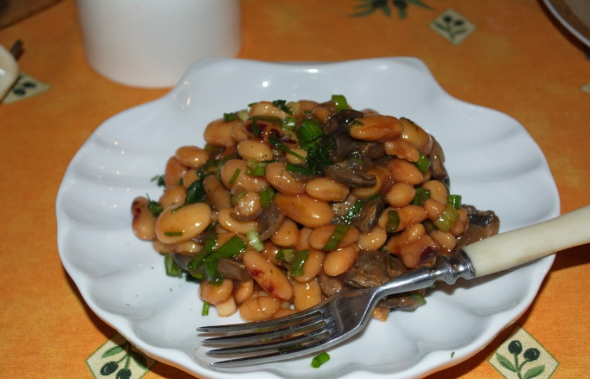 1. Этап. Фасоль с зеленью: Перемешайте все, добавив несколько капель растительного масла. Соль и перец — по вкусу. Я не знаю, насколько острым будет соус вашей фасоли. Можно выдавить чесночок через пресс и перемешать со всеми ингредиентами. Салат подается к столу обязательно теплым.