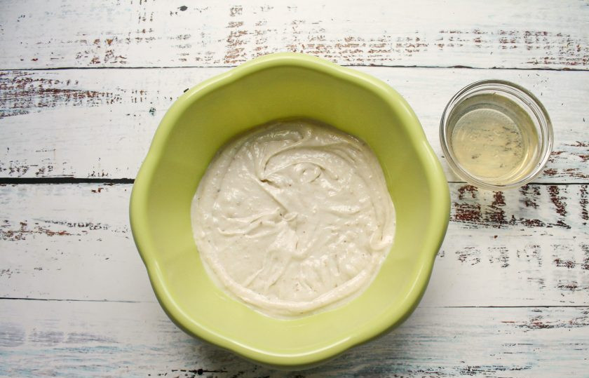 1. Этап. Банановый мусс для торта: Тонкой струйкой влейте остывший желатин и перемешайте до однородного мусса. После этого сразу используйте.