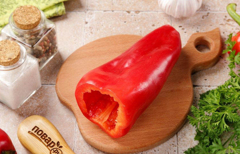 1. Этап. Перец на решётке на мангале: У перцев срежьте верхушки и удалите сердцевину с семенами. Промойте перцы под проточной водой и обсушите.