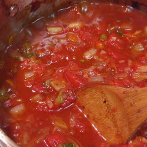 1. Этап. Сырный Тортеллини с мясным соусом: Время от времени перемешивайте.