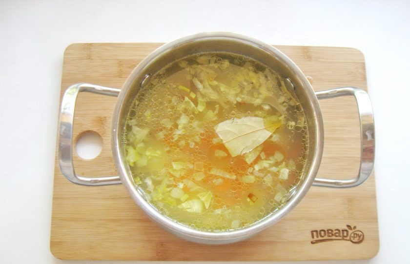 1. Этап. Уха из пеленгаса: Добавьте лавровый лист, кориандр, соль и перец.