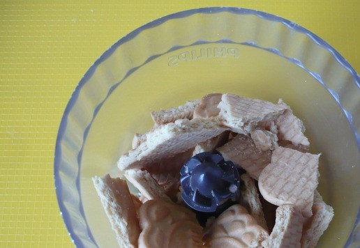 1. Этап. Творожный десерт: Приготовим основу для творожного десерта. Песочное печенье измельчить в крошку.