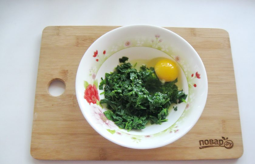 1. Этап. Греческая улитка с сыром и шпинатом: Добавьте сырое яйцо.