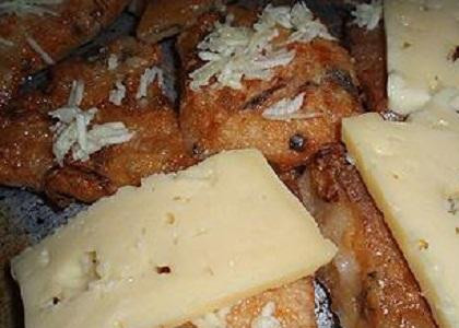 1. Этап. Жареная рыба с чесноком и сыром: 2. После маринования очистить рыбку от маринада, обвалять в муке и прожарить с двух сторон до появления золистой корочки. Куски пожаренной рыбы сложить на сковороде, посыпать тертым чесноком. На каждый кусок рыбы положить дольку сыра. Сыр можно не резать, а натереть на крупной терке. Закрыть крышкой сковородку, убавить огонь и дождаться, когда сыр расплавится. До готовности рыбу можно довести в духовке. Тогда крышкой сковороду закрывать не надо.