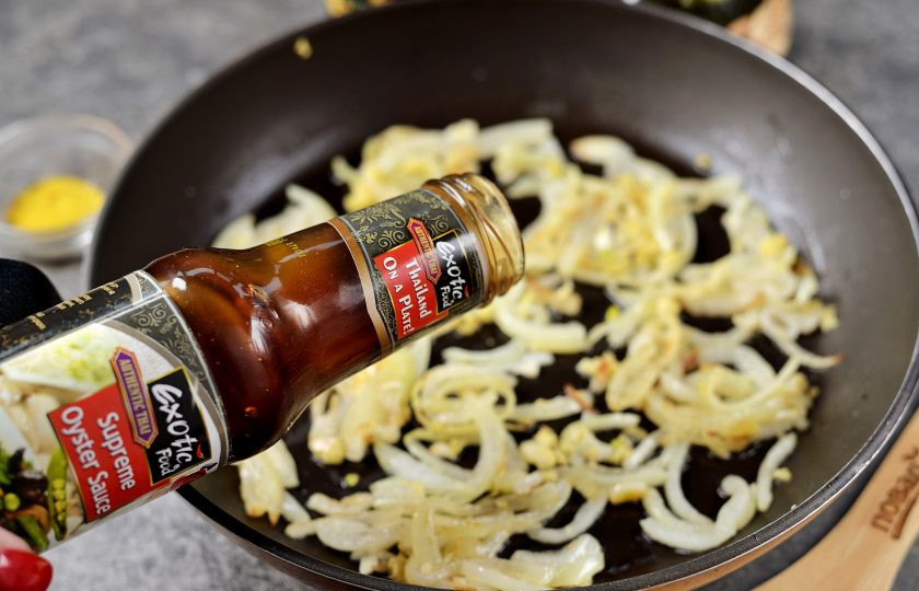 1. Этап. Мидии в устричном соусе: Влейте устричный соус.