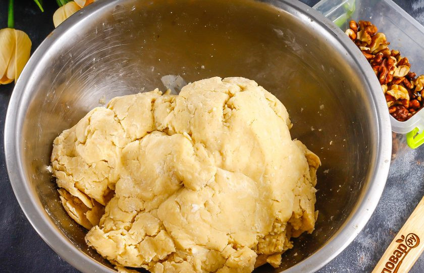 1. Этап. Торт Наполеон с грецкими орехами: Замесите тугое пластичное тесто и отправьте его в морозилку на 10-20 минут.