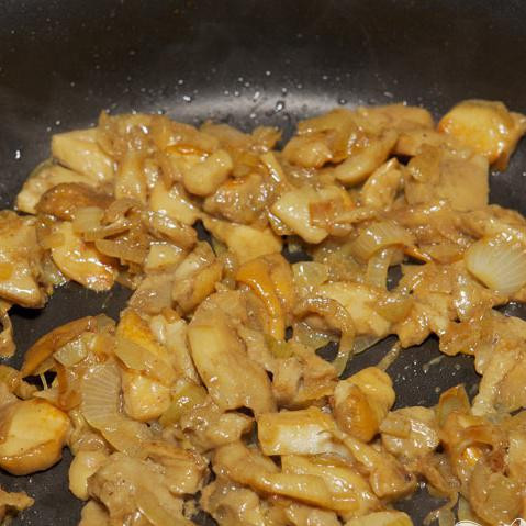 1. Этап. Русский постный суп: Жидкость из сковородки с грибами уже должна испариться, если нет, то жарьте ещё немного.