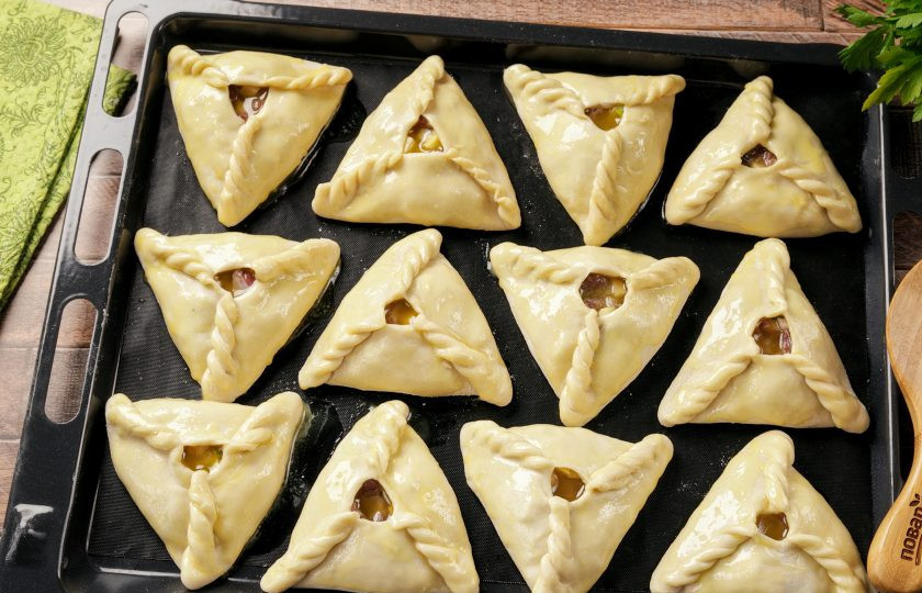 1. Этап. Эчпочмак без дрожжей: В середину эчпочмака заливаем растопленное сливочное масло или топленое. Поверхность смажьте желтком. Сливочное масло можно заменить на бульон или положить в отверстие кусочек сала.