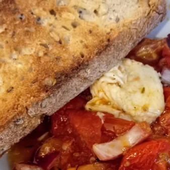 Теплый салат из помидоров, моцареллы и орегано