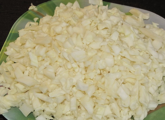 1. Этап. Голубцы ленивые в казане: 5. Нашинковать капусту. Количество капусты зависит от вкусовых предпочтений, но ее может быть довольно много.