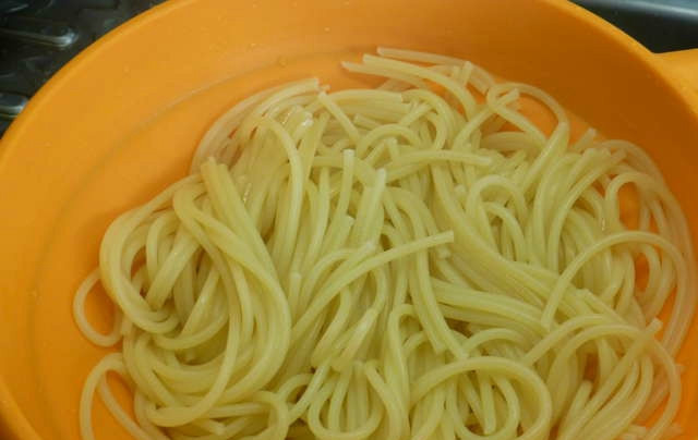 1. Этап. Вешенки с вермишелью: Вермишель бросаем в кипящую воду. Желательно подсолить воду заранее. Тогда вермишель не будет пресной. Варим до готовности.