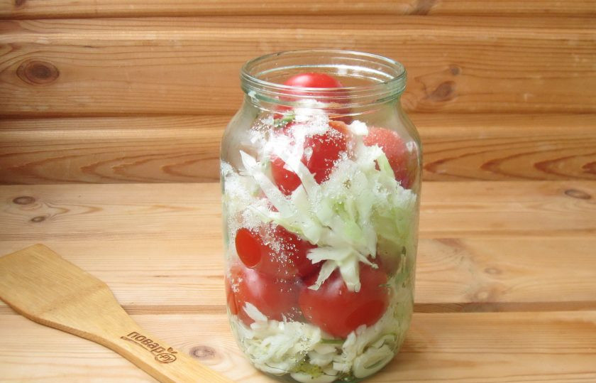 1. Этап. Помидоры с капустой без стерилизации: Пока закипает вода, добавьте в банку сахар, соль и уксус. Залейте закипевшей водой. Закатайте крышку, переверните вверх дном и укутайте в одеяло до полного остывания.