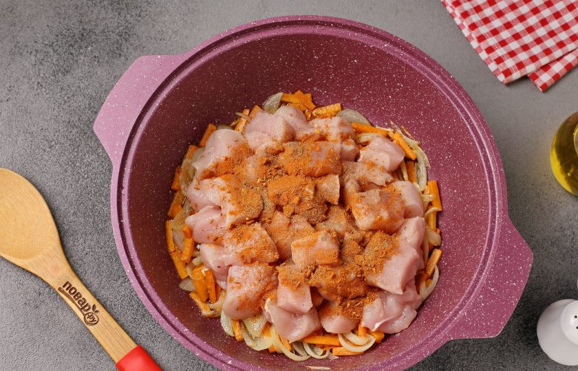 1. Этап. Плов из булгура с куриной грудкой: Всё посолите и добавьте любимые специи по вкусу. У меня смесь специй для плова.