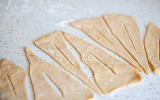 1. Этап. Рецепт Хвороста (классический без молока): 7. Нарежьте треугольниками и в центре сделайте небольшой надрез.