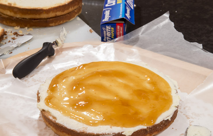 1. Этап. Белый шоколадный торт: 8. Вообще, для приготовления сливочного крема советую оставить миксер и заняться своими делами на минут 15-20. А уже потом приняться за сборку торта. Итак, смазываем первый корж кремом, затем - начинкой.