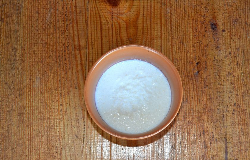 1. Этап. Торт Снежная королева: Молоко немного прогрейте, всыпьте кокосовую стружку и оставьте на 30 минут.