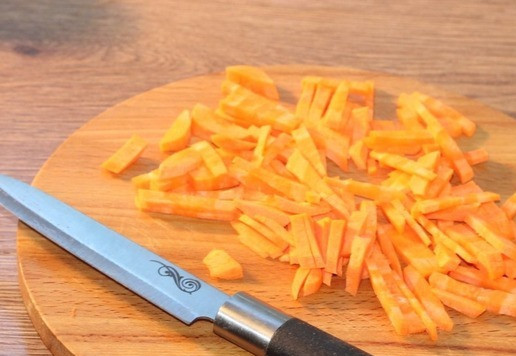 1. Этап. Поджарка с подливкой и лапшой: 4. Морковь - брусочками. Зубчики чеснока порубите как можно мельче.