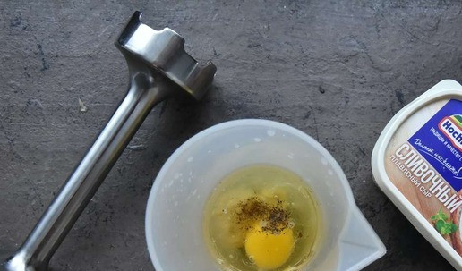 1. Этап. Салат Приручить дракона 2024: Для соуса в высокую емкость помещаю сырое яйцо, горчицу, соль, черный молотый перец, сок лимона, оливковое масло и взбиваю погружным блендером до густой белой эмульсии.