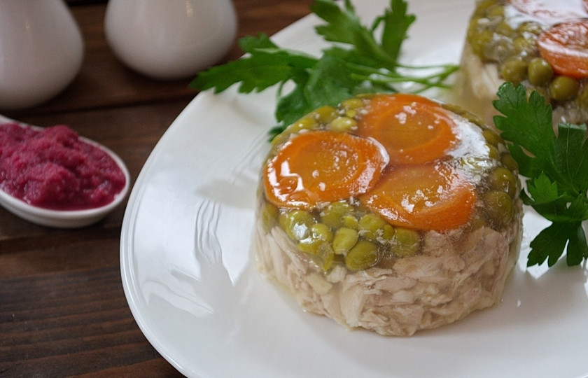 1. Этап. Холодец из индейки: 8. Застывший холодец выньте из холодильника. На несколько секунд поставить в кипяток вместе с емкостью. Так будет легче извлечь холодец. Переверните холодец на блюдо, слегка тряхните его. Холодец отделится. Получится вот такая красота.