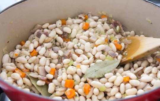 1. Этап. Зимний фасолевый суп: 3. В кастрюлю к овощам добавьте фасоль, лавровый лист, нарезанный мелко тимьян.
