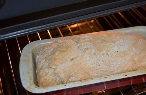 1. Этап. Домашний хлеб на закваске: Когда тесто поднимется, поставьте его в разогретую до двухсот двадцати градусов духовку. Выпекайте 20 минут, поставив на дно духовки миску с водой. Затем миску уберите и убавьте температуру до двухсот градусов. Выпекайте еще 30 минут. Духовку выключите и оставьте в ней хлеб остывать постепенно.