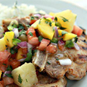 Свиные отбивные в маринаде с сальсой