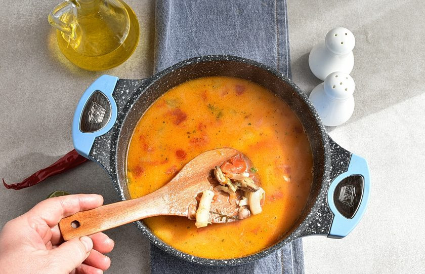 1. Этап. Суп из коктейля морепродуктов: Выложите морской коктейль. Доведите до кипения и варите 2 минуты при слабом кипении.