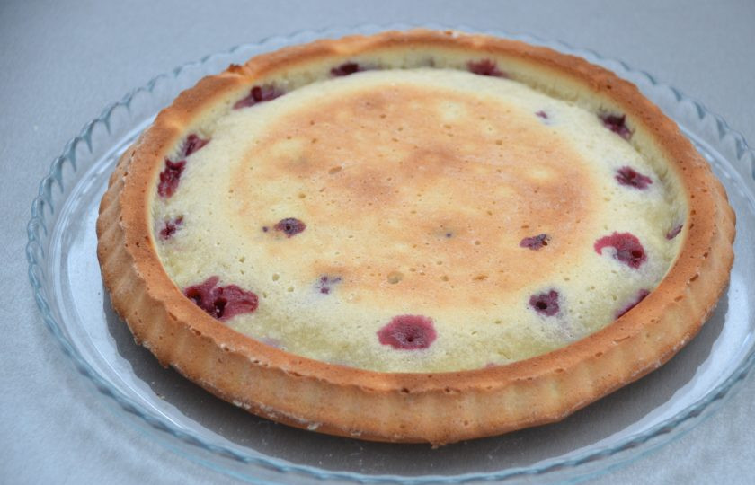 1. Этап. Творожный пирог с ежевикой: Выпекайте пирог в духовке 40-45 минут при температуре 180 градусов. На этом этапе можно остановиться, присыпать пирог сахарной пудрой, украсить свежей ежевикой.