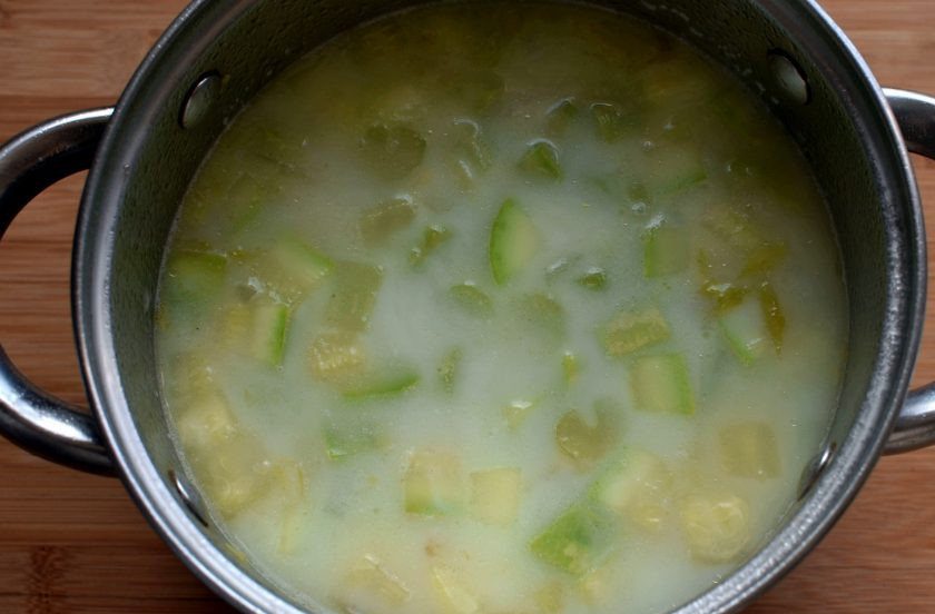 1. Этап. Суп из цукини со шпинатом и киноа: Влейте воду и сливки, варите суп на медленном огне 5-6 минут.