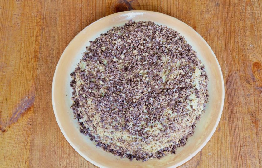 1. Этап. Торт с корицей: Украсьте его по желанию (я присыпала измельченным вместе с орехами и кокосовой стружкой шоколадом). Отправьте тортик в холодильник минимум на 4 часа.