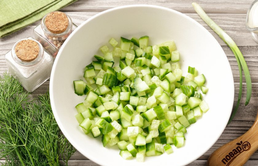 1. Этап. Салат с рисом, яйцом и майонезом: Огурец помойте и нарежьте кубиками.