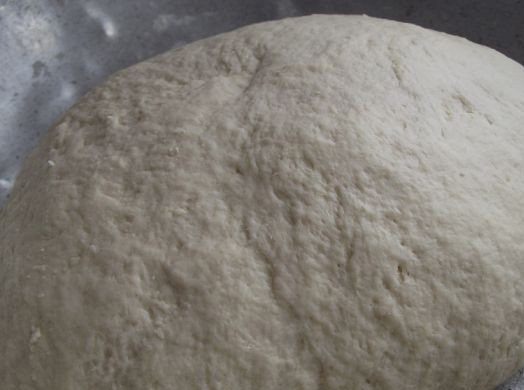 1. Этап. Пирожки с грибами и яйцом: Смешиваем муку, дрожжи, теплую воду, 1 яйцо, столовую ложку сахара и соли. Из этих ингредиентов замешиваем упругое и эластичное тесто. Перекладываем его в кастрюлю, накрываем полотенцем и ставим в теплое место на час. По истечении времени обминаем тесто и опять ставим в тепло на 40 минут.