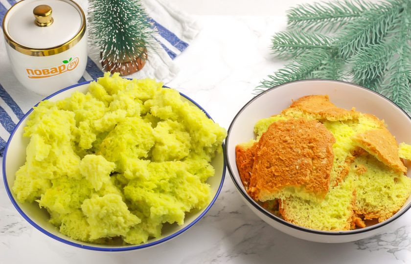 1. Этап. Торт Змейка на Новый год: Бисквит остудите и срежьте все подрумяненные бока, верх и низ. Середину раскрошите в миске, а подрумяненные части — в другой миске.