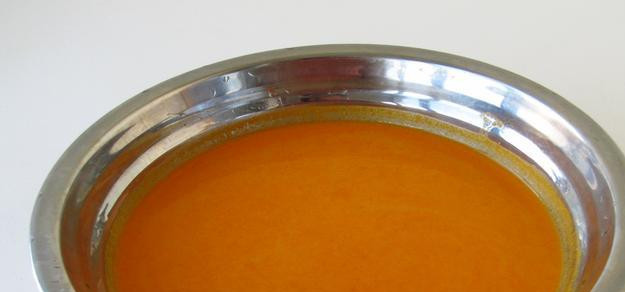 1. Этап. Облепиховое пюре: Затем пропускаем облепиху через мясорубку, после этого протираем через частый дуршлаг.