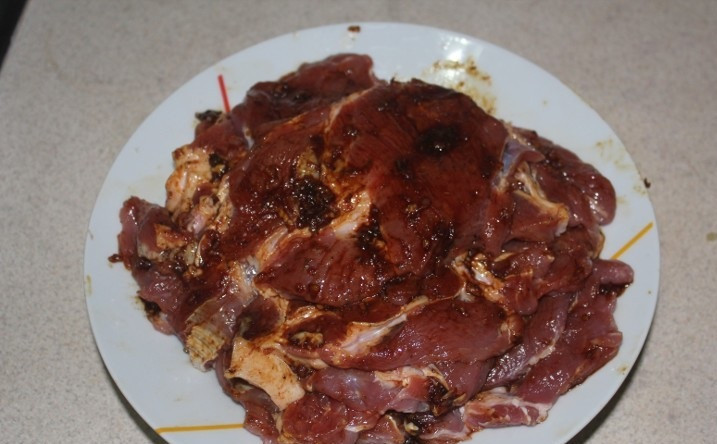 1. Этап. Свинина в соевом соусе в духовке: 5. Кусочки свинины нужно тщательно натереть полученным соусом. Оставшимся соусом полить мясо сверху и оставить мариноваться минимум на 1 час.