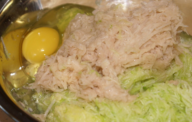 1. Этап. Блинчики из кабачков и картошки: Натираем на терке картофель, кабачок, чеснок. Все складываем в миску. В миску разбиваем яйцо.