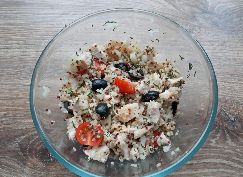 1. Этап. Салат с киноа и курицей: Влейте растительное масло, посолите салат и перемешайте.