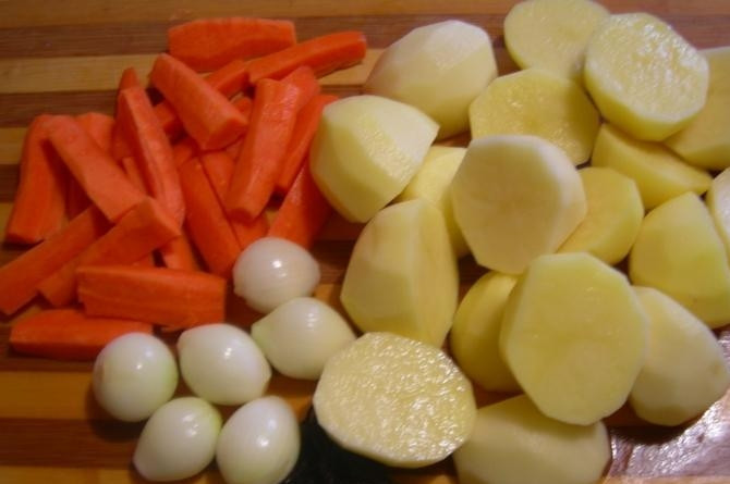 1. Этап. Шурпа по-домашнему: В кастрюлю к мясу налейте 2 литра воды, добавьте лук и морковь, варите 40 минут.