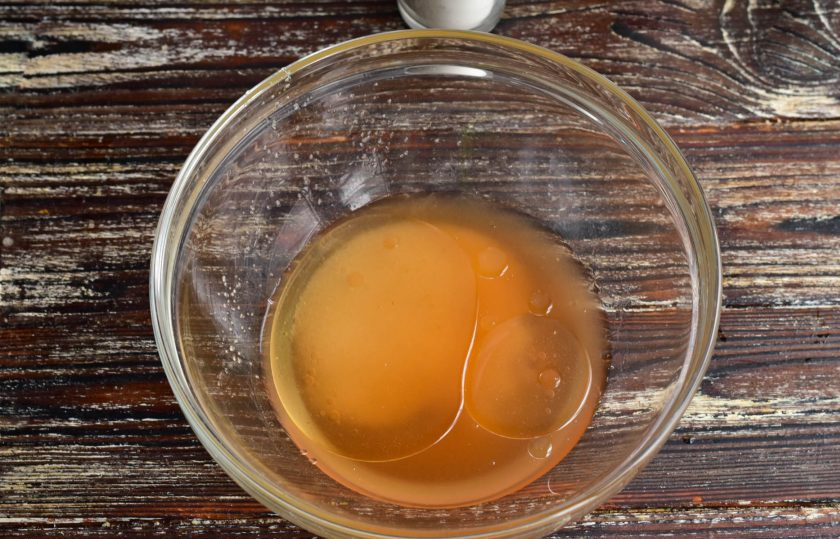 1. Этап. Печенье Студенческое: В миску влейте рассол, растительное масло, всыпьте сахар.